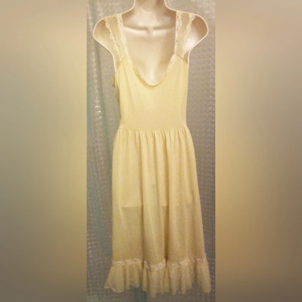 Beautiful Vintage Yellow Kayser Nightie Nightgown Size 34 Pinup Photography